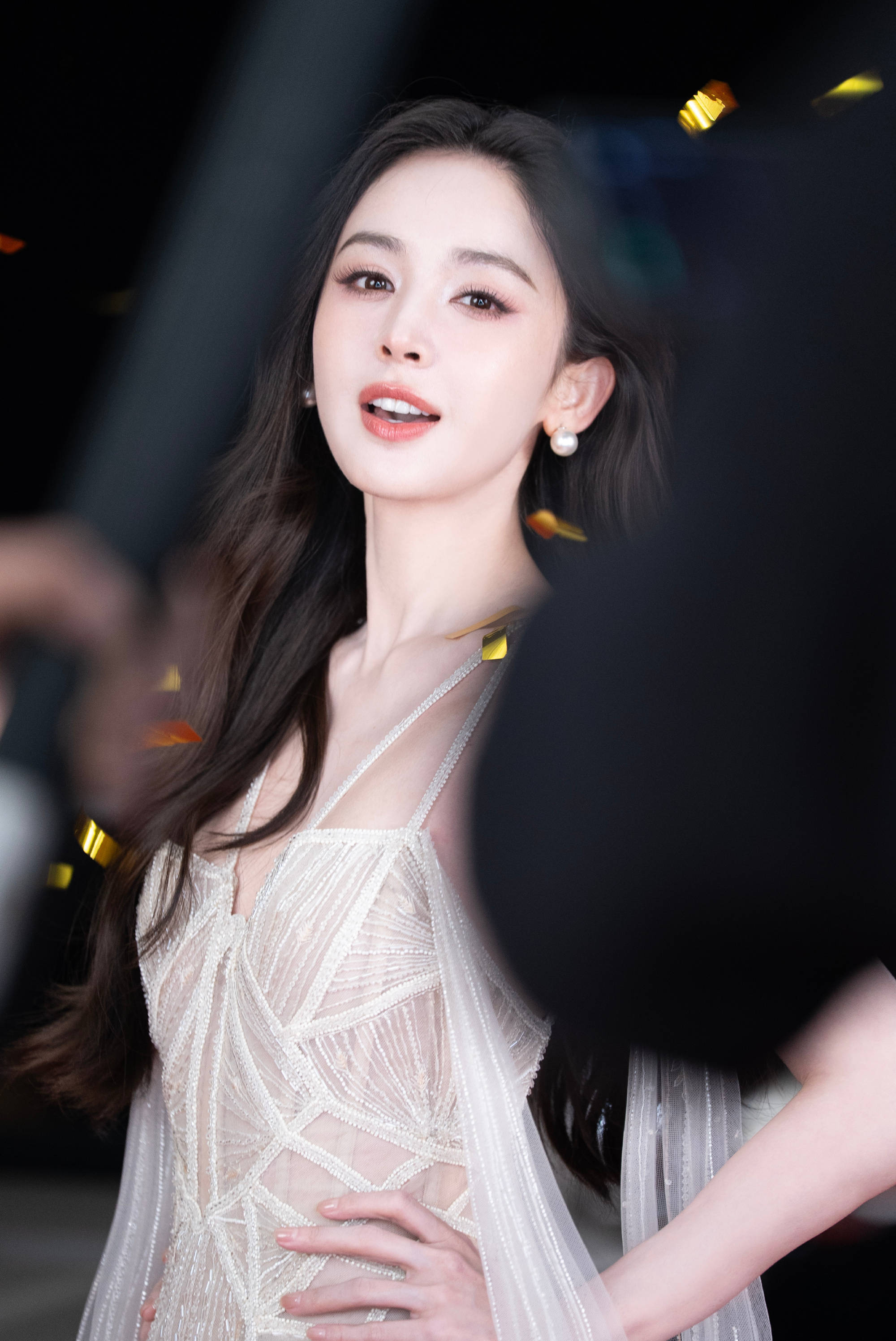 新疆美女太养眼！娜扎穿白色轻纱吊带裙纯欲感拉满