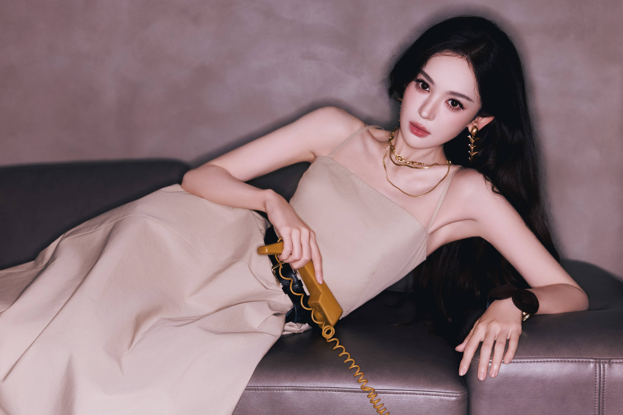 古力娜扎最新写真大片释出！浓颜美貌极具冲击力