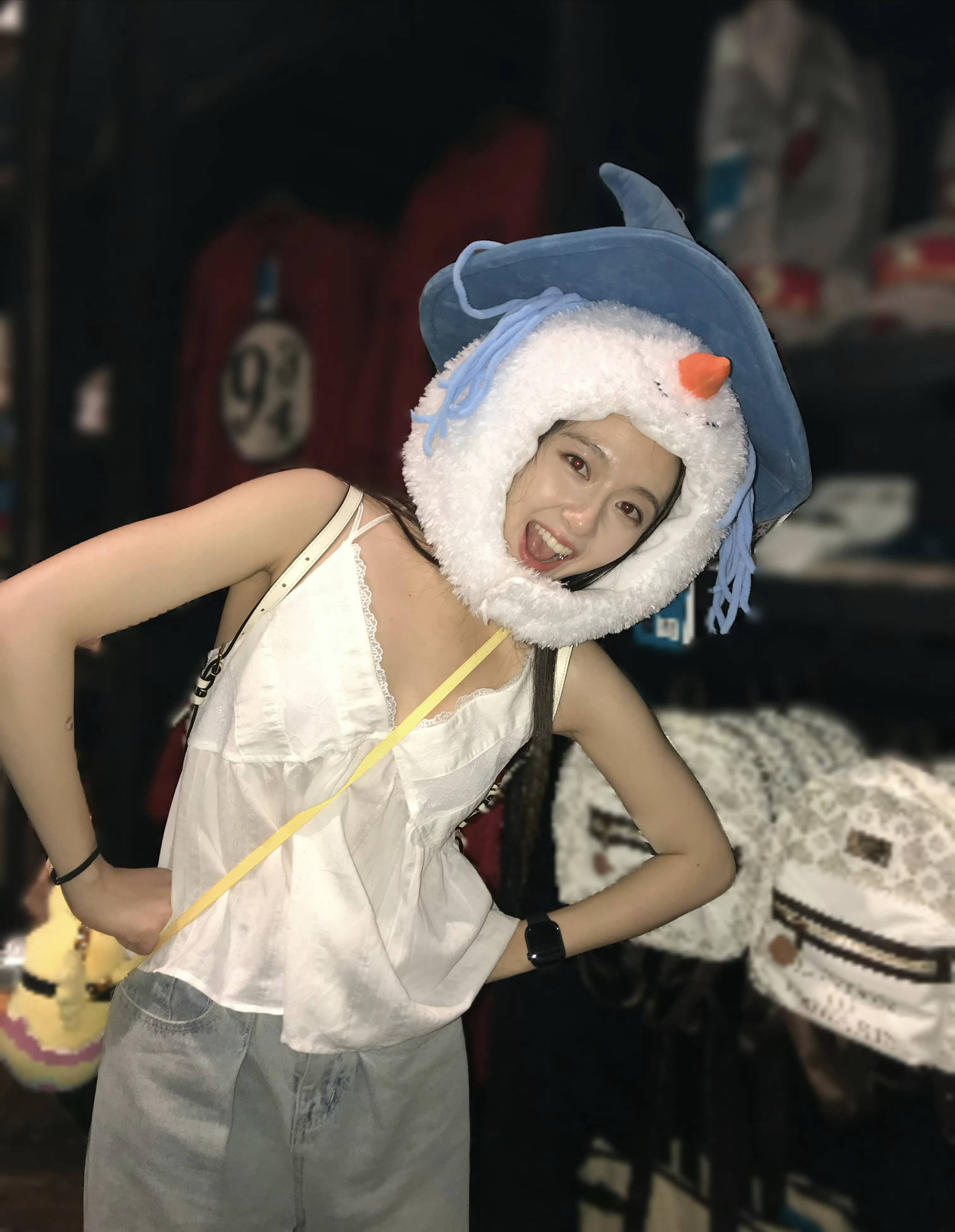李兰迪戴雪人毛绒帽游玩自拍 可爱鲜活元气满满