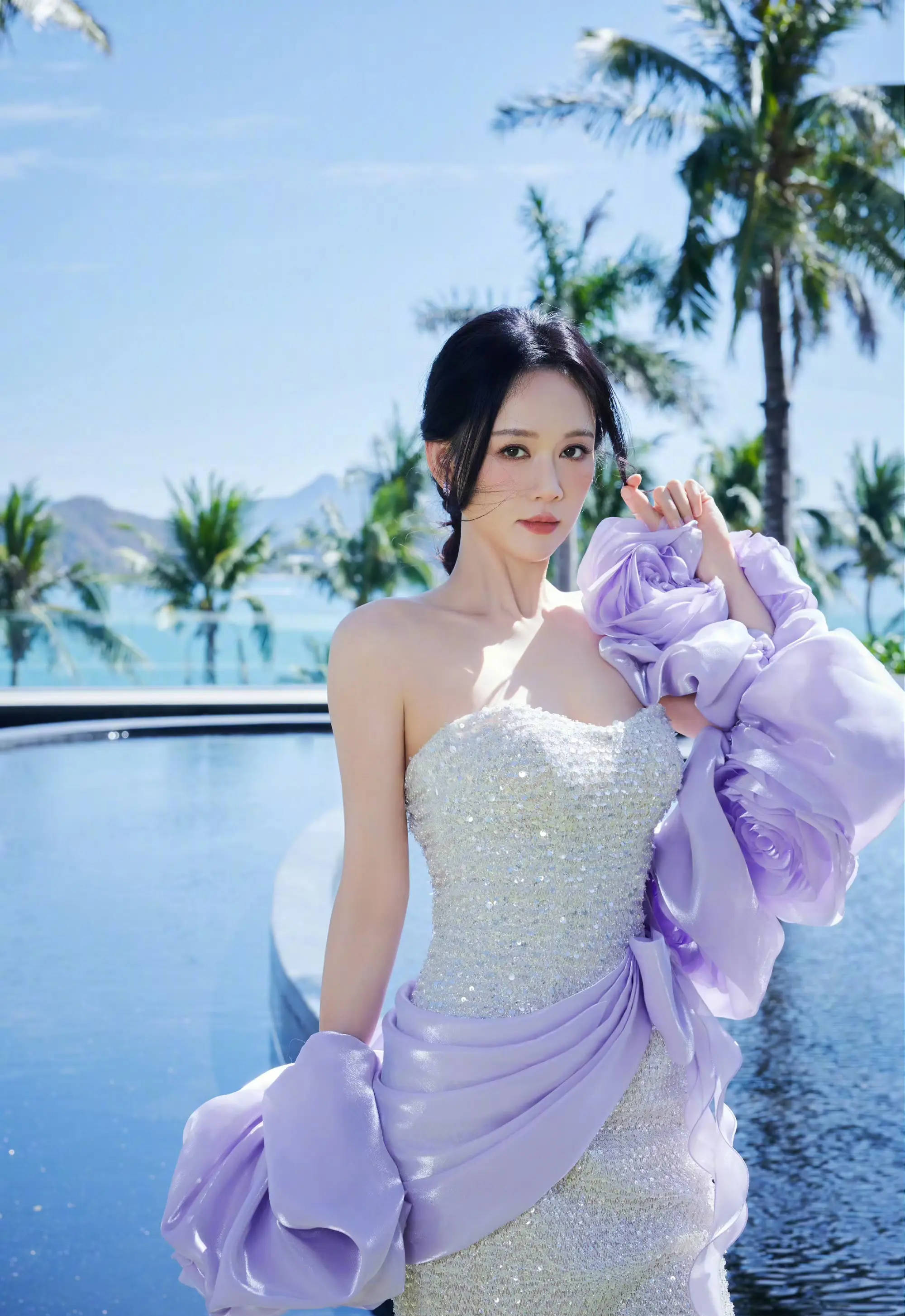 陳喬恩著閃鉆魚尾裙亮相海邊 松弛自在盡顯優(yōu)雅