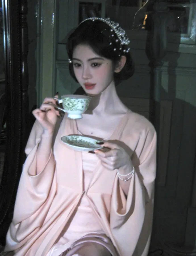 鞠婧祎穿缎面裙配珍珠发冠 温柔贵气化身民国美人