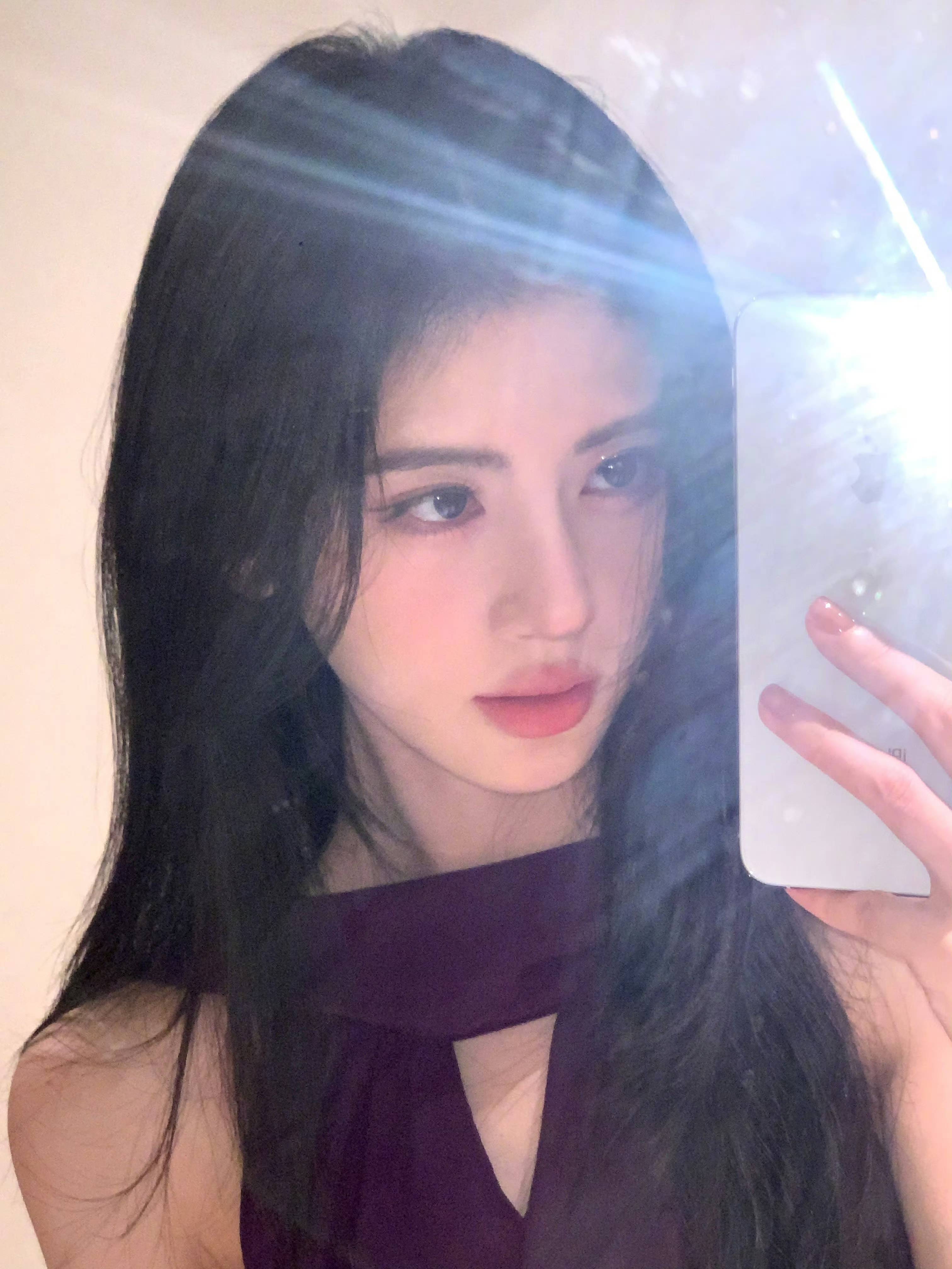 鞠婧祎穿暗紫色挂脖连衣裙 对镜自拍柔媚纯欲