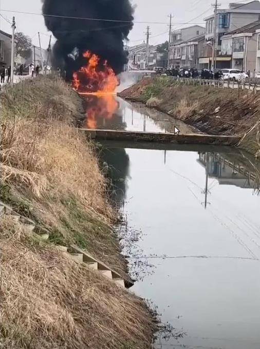 湖南益阳一处河道惊现熊熊大火，场面十分震撼