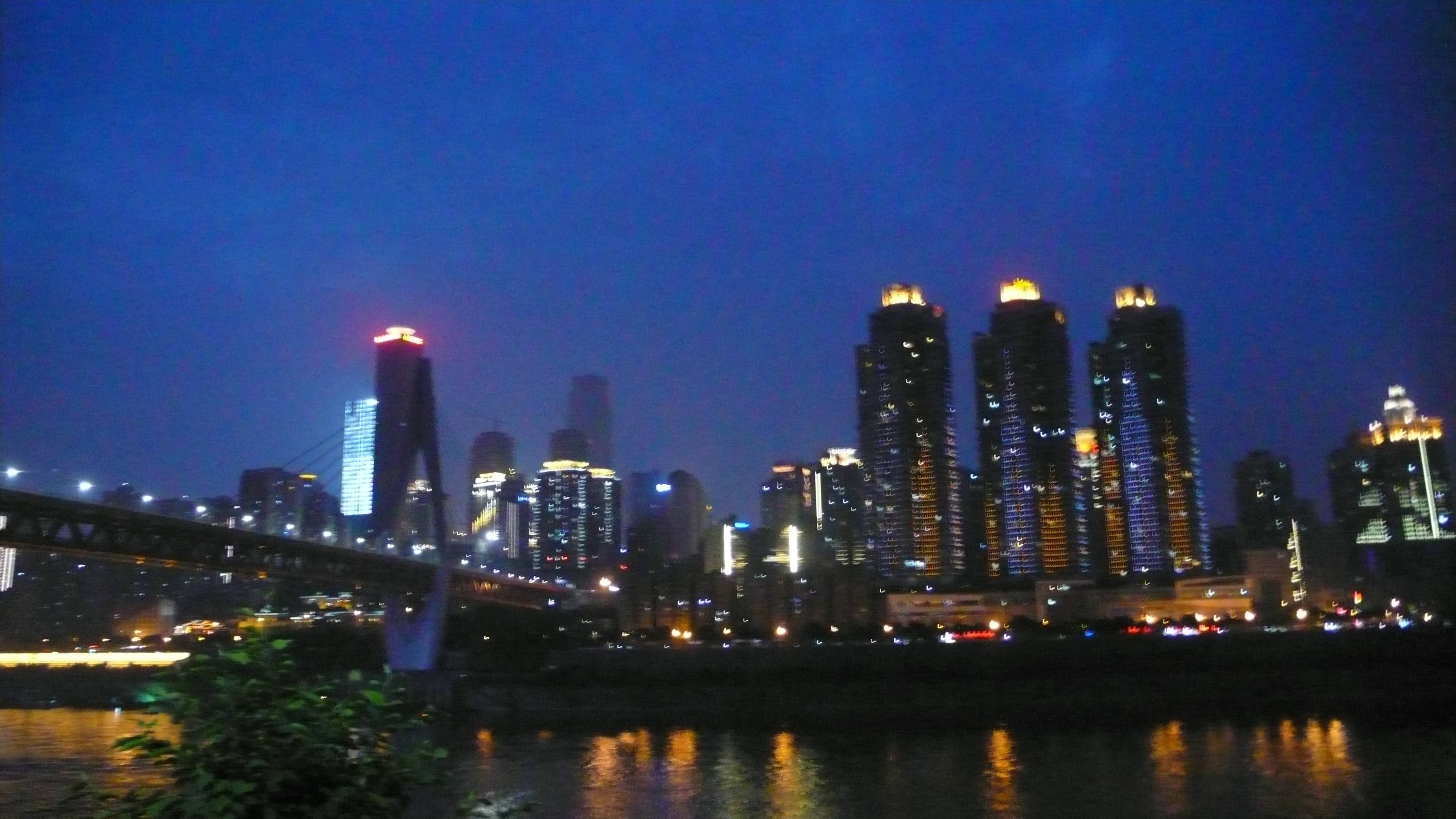 【旅游随笔】路过重庆的夜景，照见人入画