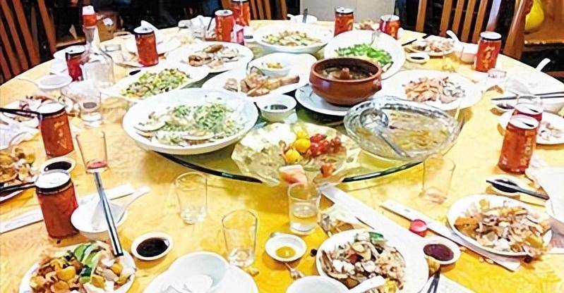 奶奶过世一年后，大伯在家族群提议春节聚聚，大姑沉默，父亲拒绝