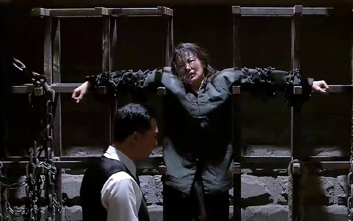 女地下党员受刑（剧照）在监狱中听到丈夫的声音一天，田仲樵正在院子里