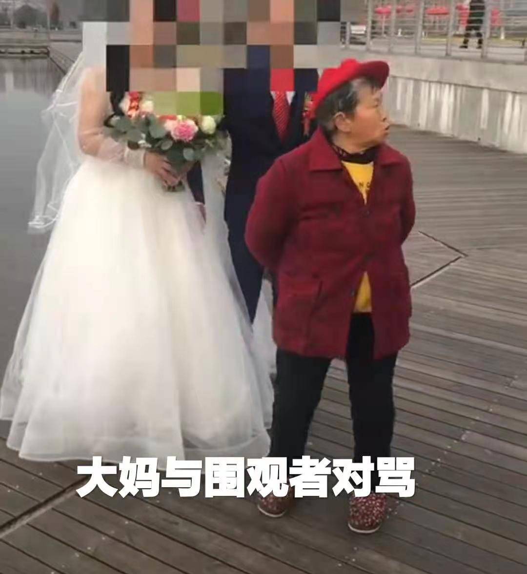 四川新人拍婚纱照大妈来抢镜给她红包也没用(图4)