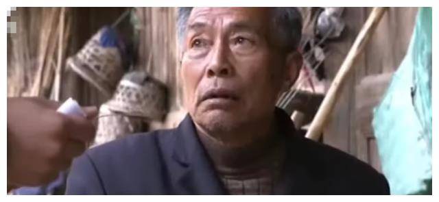 浙江80岁老汉银行流水上千万，却只住着茅草屋，身份曝光惊动警察