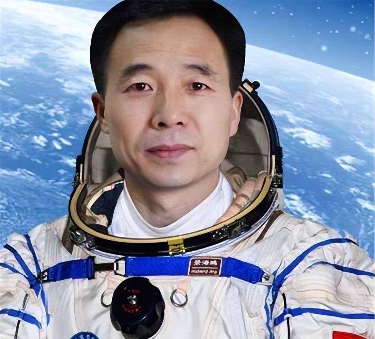 纪实：景海鹏：中国首位三次登上太空的人，妻子子女现在如何？