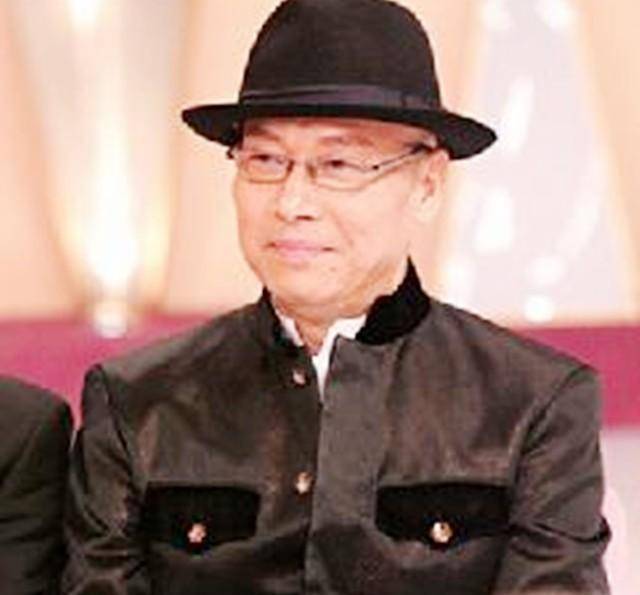 “燕赤霞”午马葬礼：成龙、洪金宝扶灵，刘晓庆献上花圈以示哀思