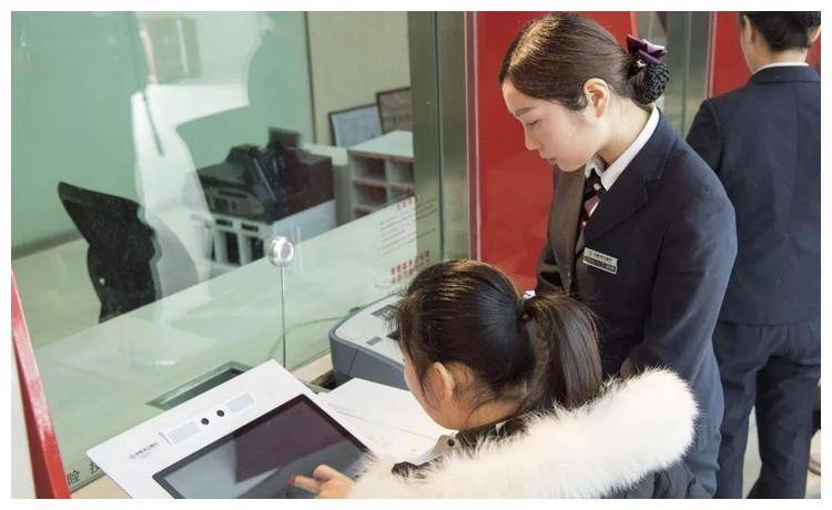 银行每天那么多客户，他们会监控每个客户的现金流水吗？答案来了