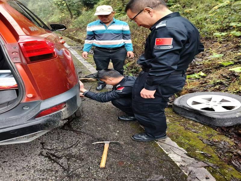 云南怒江：民警秒变“修理工”暖心换胎暖民心