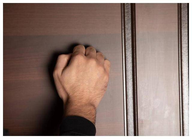 大白天未穿内裤，21岁的女实习生遭来杀身之祸，凶手是47岁的大叔