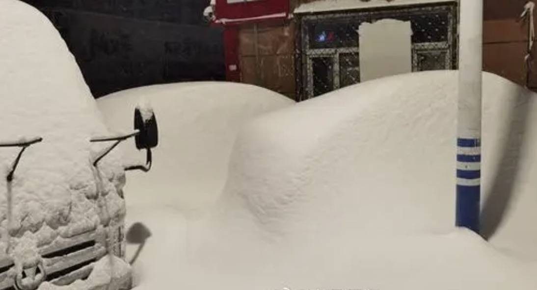 直击黑龙江鹤岗降雪:已破纪录,最大积雪深48厘米-鹤岗下雪