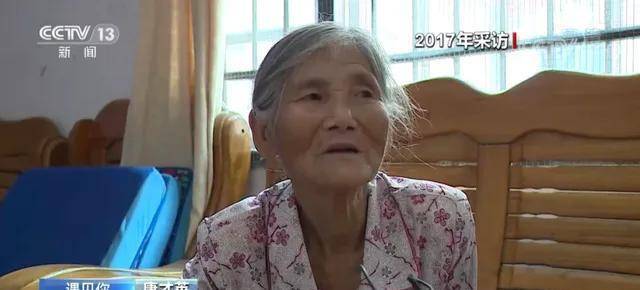 回顾：24岁小伙和85岁老人八戒体育入口的“婚纱照”走红全网背后故事却让人感动(图1)