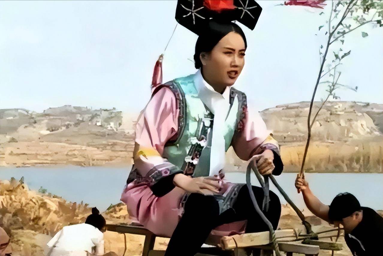 星空体育下载好家伙怪不得电视里只有上半身镜头下移后实在不忍直视(图2)