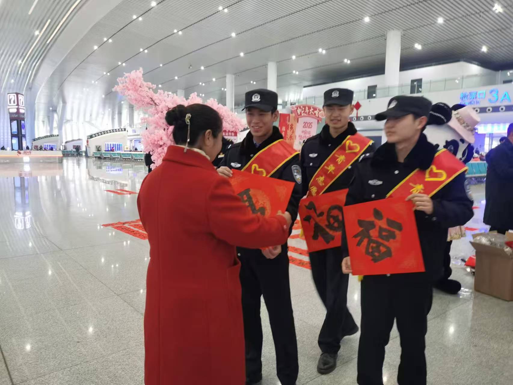 “福”伴旅途 温暖旅客回家路