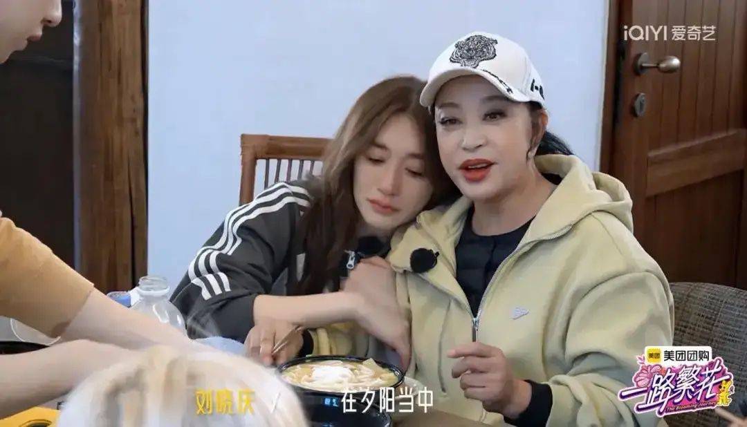 蔡明向太现在每次去重庆，不喜欢住酒店就住刘晓庆家，理由超搞笑