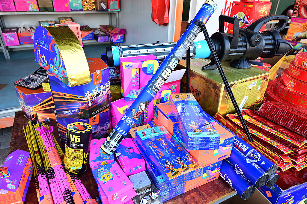 私卖烟花爆竹被查处，地方燃放售卖政策需要更清晰