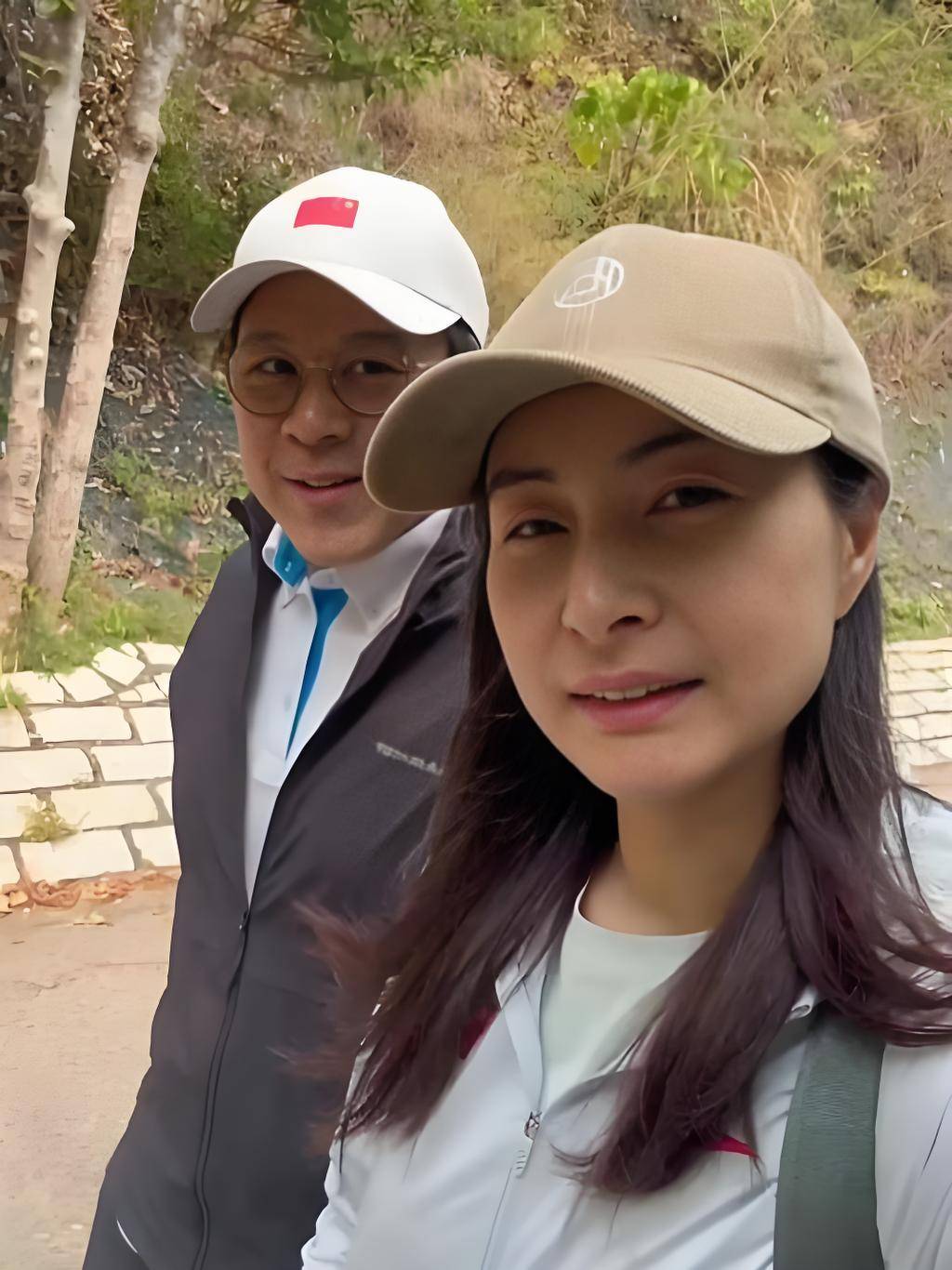 原创山西偶遇郭晶晶一家！三代同游悬空寺，11岁嫡孙雷锋帽引爆热搜