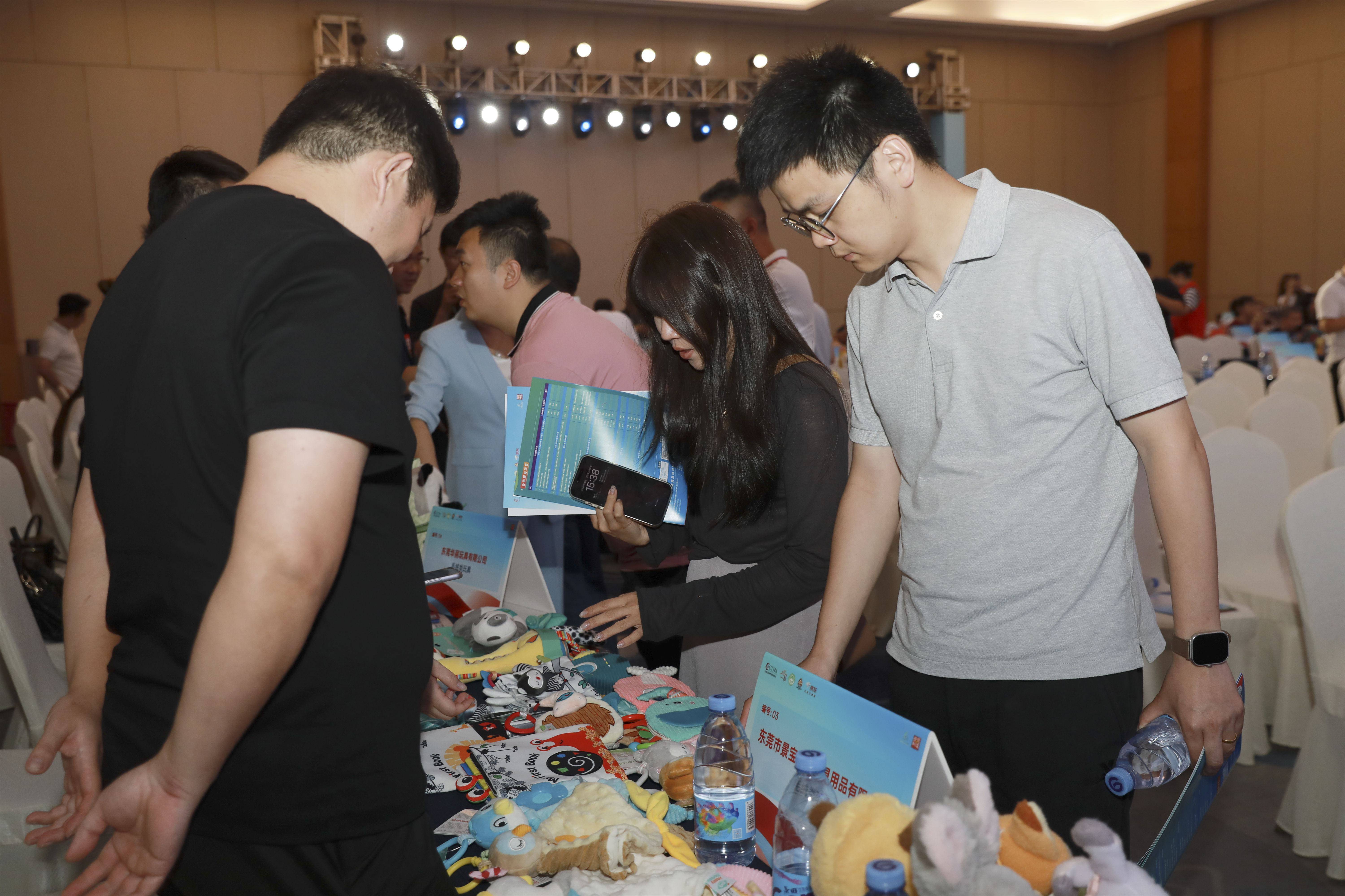 京东超市玩具业务首场“出口转内销”对接会走进茶山 助力玩具婴童企业开辟国内大市场(图4)