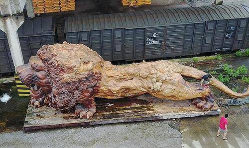 开云体育此人用30吨楠木雕刻15米根雕欲售千万却无人问津原因为何？(图3)