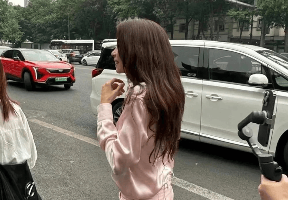 54岁莫文蔚成都街头被偶遇，穿粉色西装搭小白鞋时髦又减龄，一双腿价值三千万！