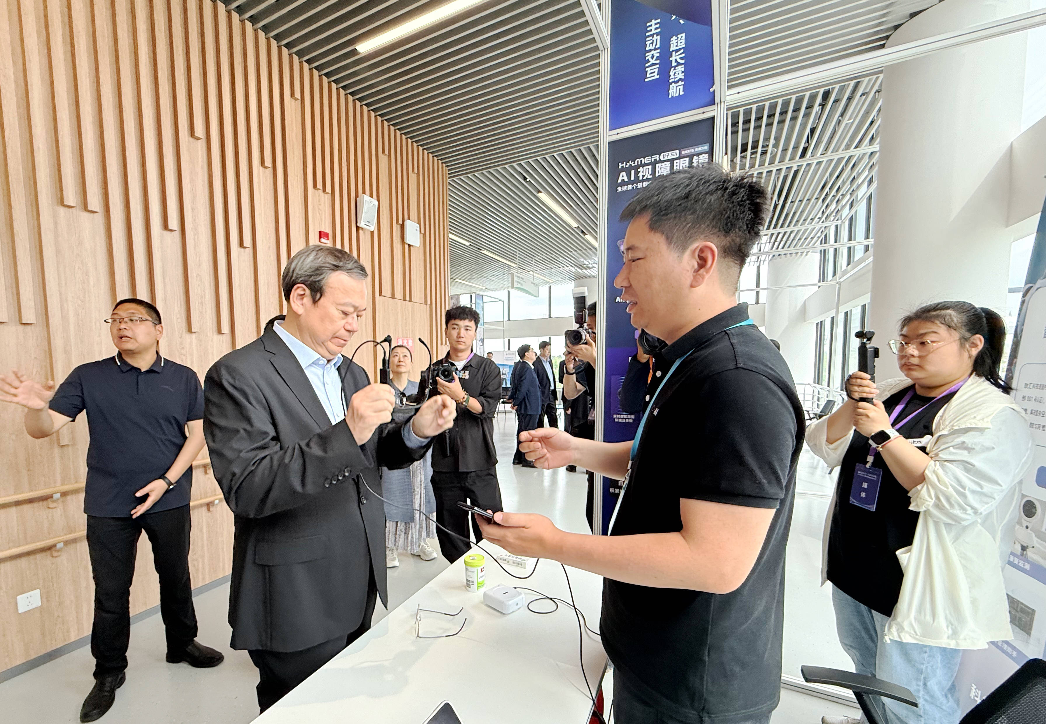 亮相2025长三角残健融合运动会开启“视界”新篇pg电子平台联汇科技Homer好马AI视障眼镜(图2)