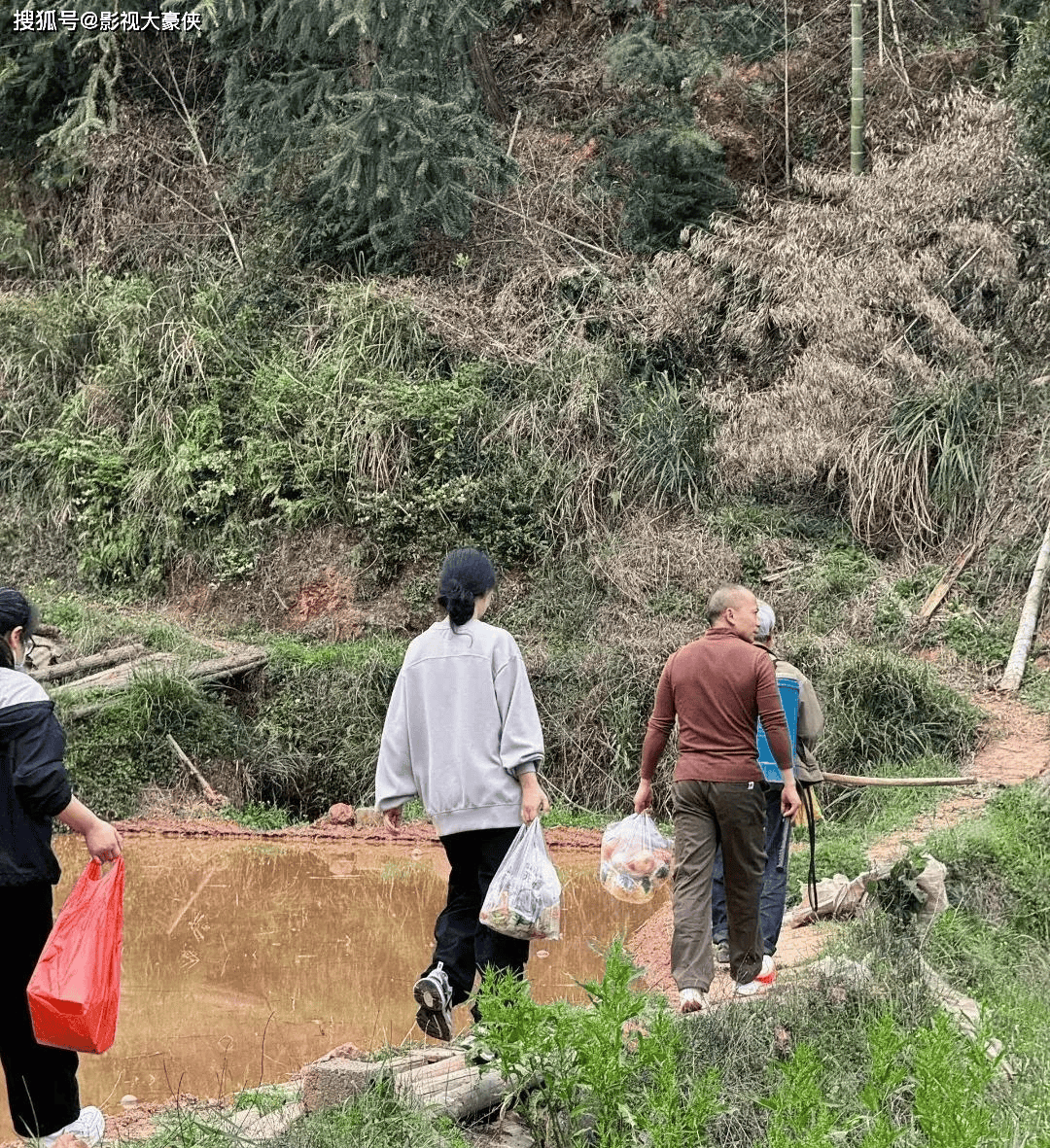 44岁柳岩回湖南衡阳老家探亲，柳岩哥哥罕见露面，祖宅典雅温馨！