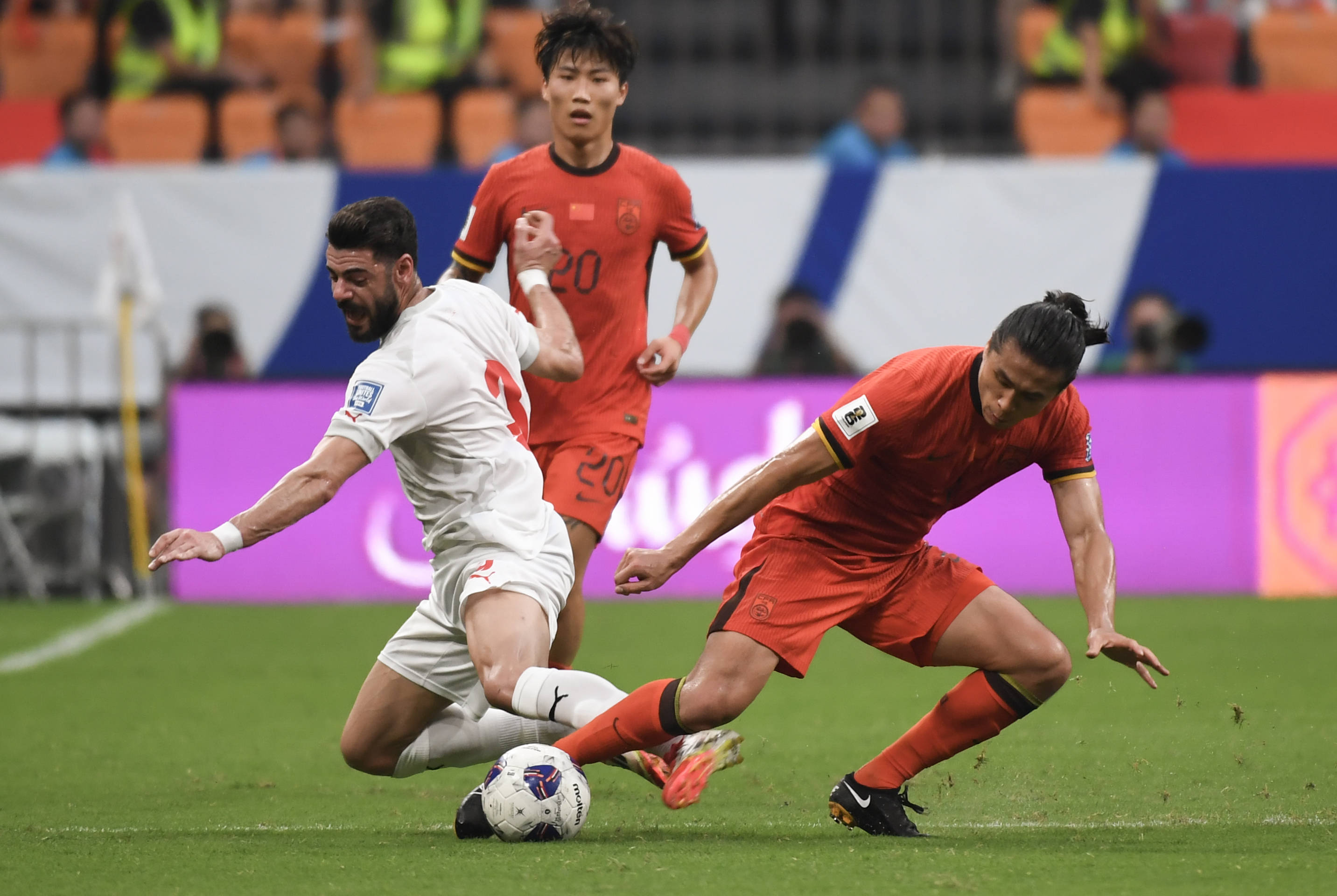 国足评分：王钰栋最高分 国足虽获胜中后场两人不及格