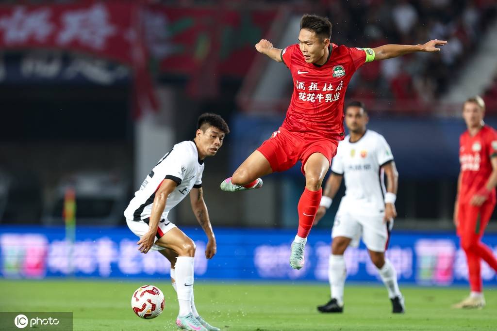 中超-莱昂纳多传射李新翔破门 十人海港3-1河南