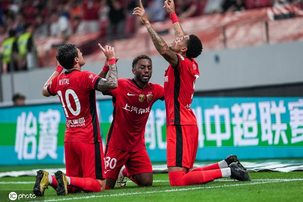 中超-李新翔传射蒯纪闻送助攻 上海海港3-0大连英博
