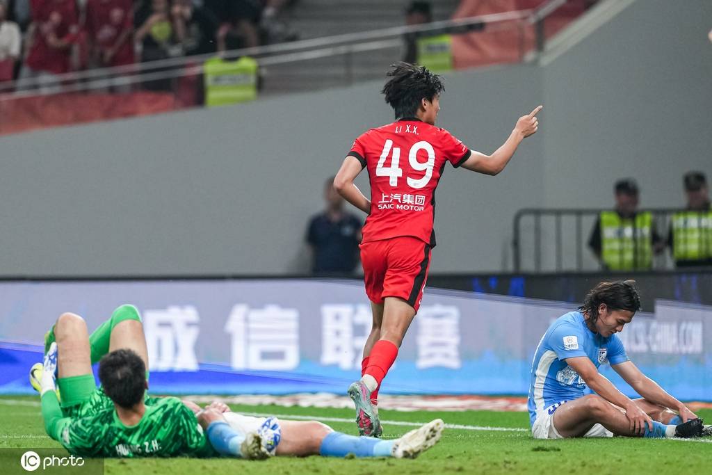 中超-李新翔传射蒯纪闻送助攻 上海海港3-0大连英博