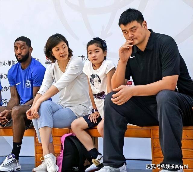 姚明罕见与女儿同框，网友感慨姚沁蕾身高快两米了！
