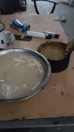 一名为钱参战的俄罗斯士兵 在火海中投降