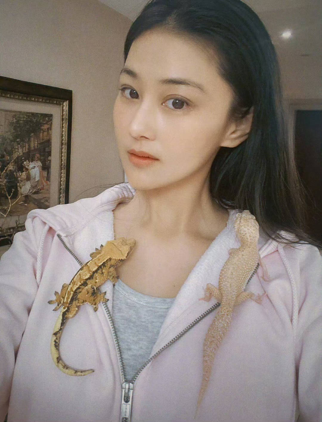张馨予洗完澡被壁虎吓得落荒而逃！曝光浴室照直呼“害怕”