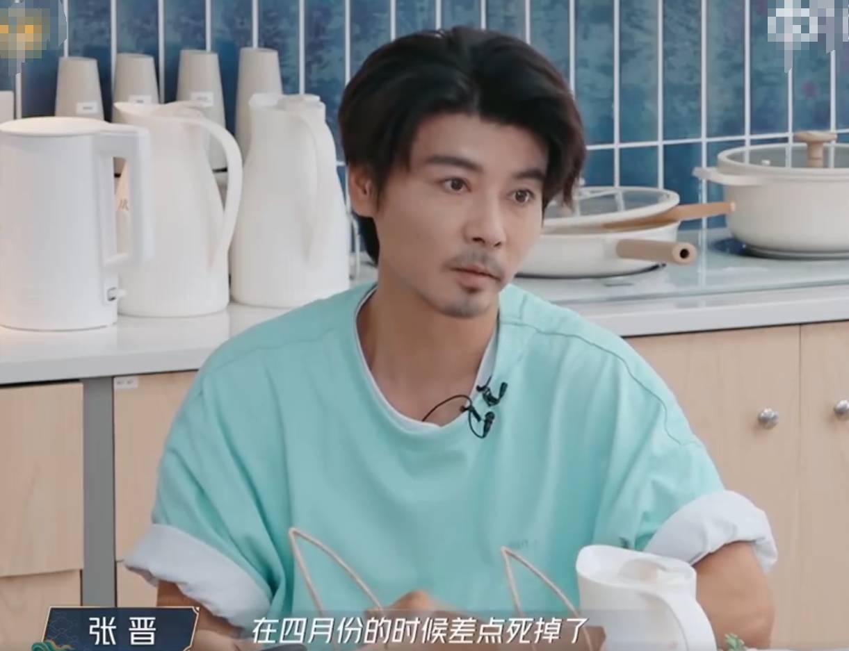 51岁张晋与蔡少芬去国外旅游险些丧命！因突发心脏病情况危急