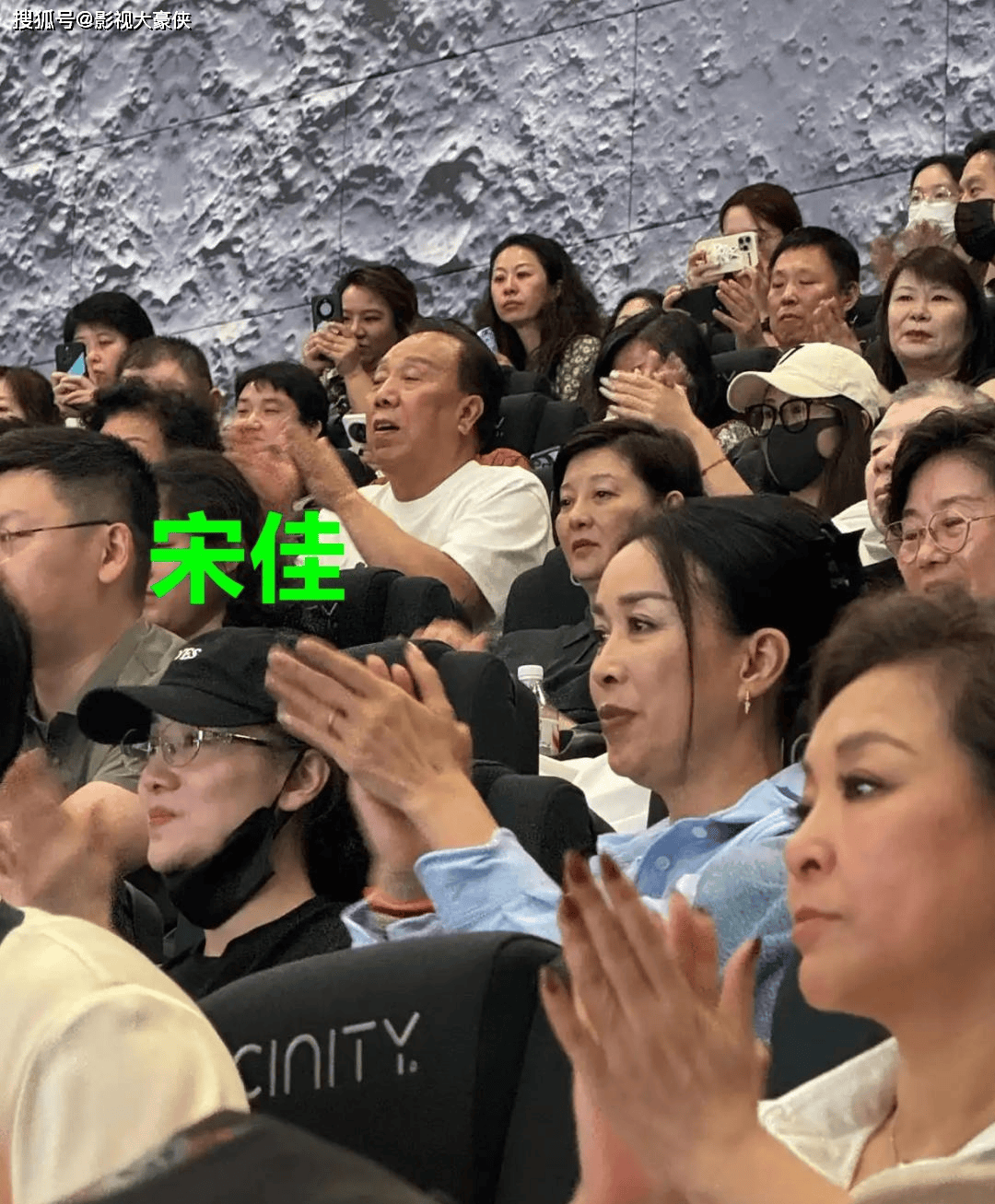 那英携18岁女儿亮相活动，小苹果金发个性，五官神似年轻时那英