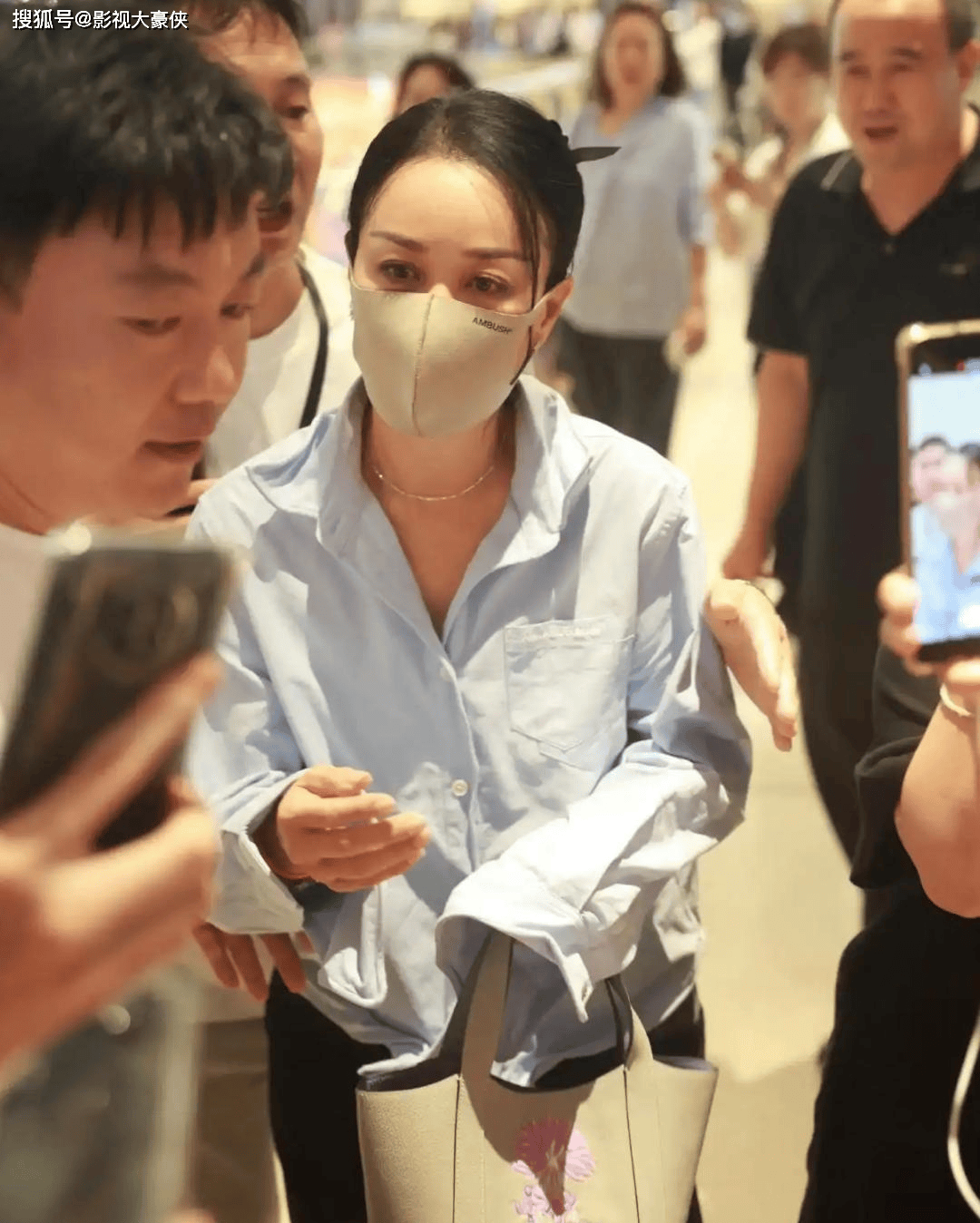 那英携18岁女儿亮相活动，小苹果金发个性，五官神似年轻时那英