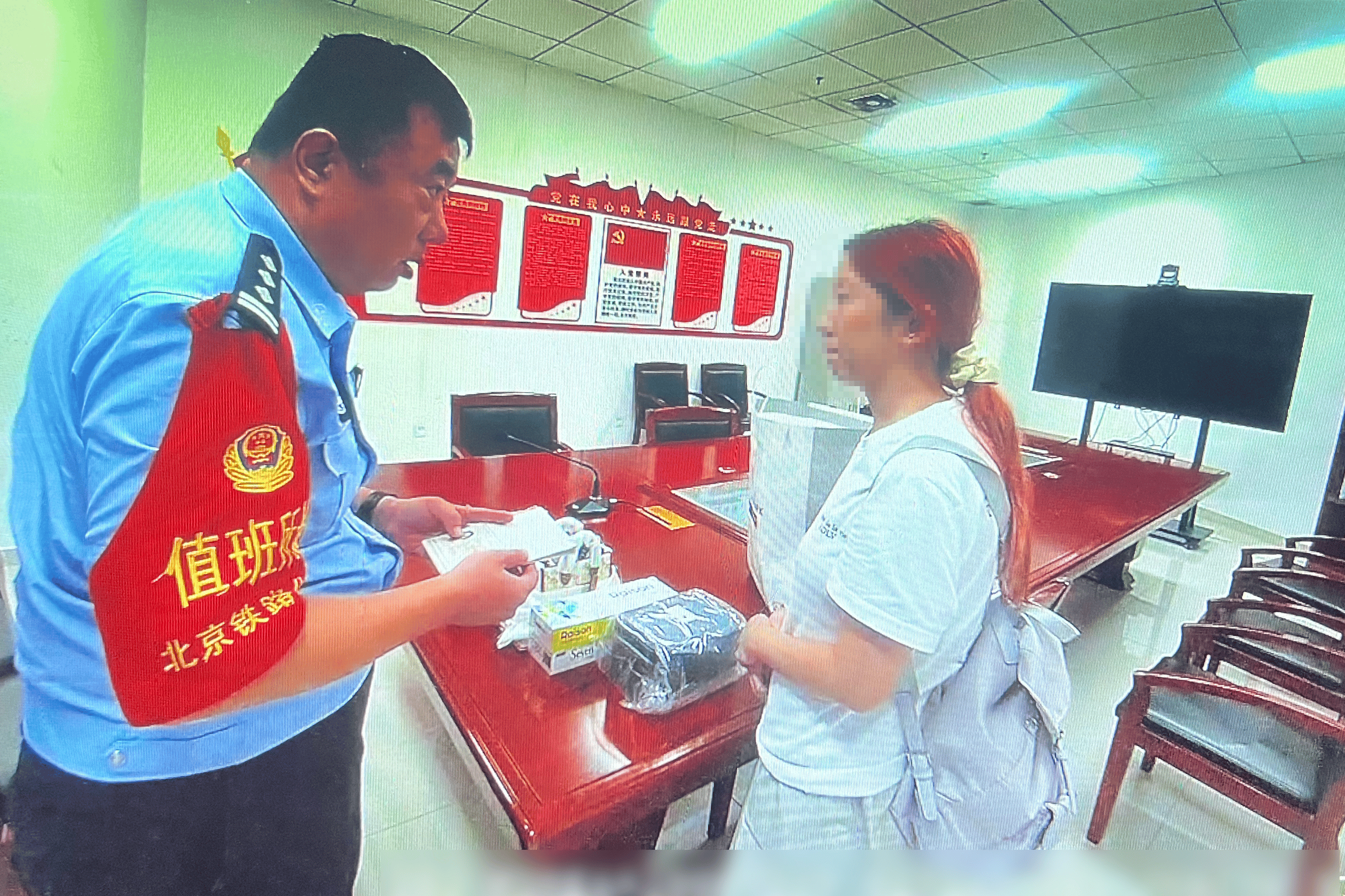 乘车出行又现“随手一挂” 北京铁警提示：贵重物品要贴身存放