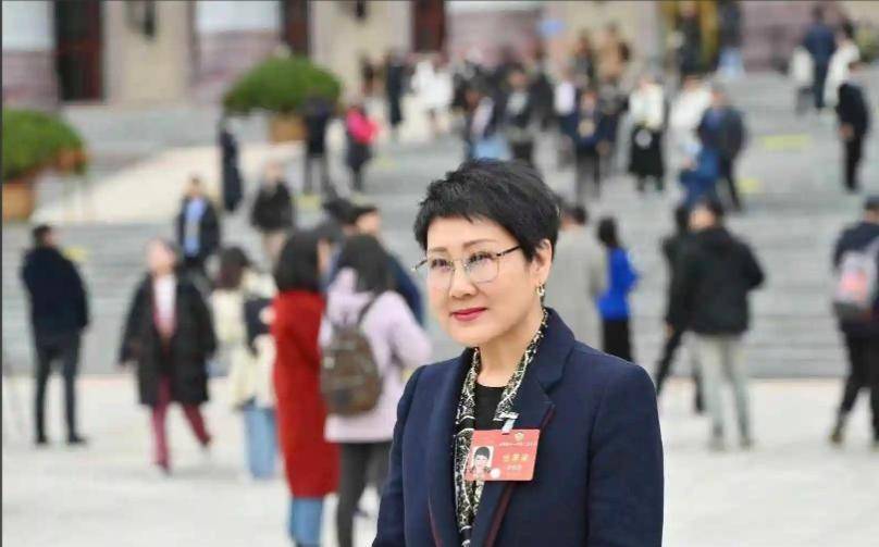 万万没想到，口无遮拦的张凯丽，因阅兵上的一句话，实现口碑逆转