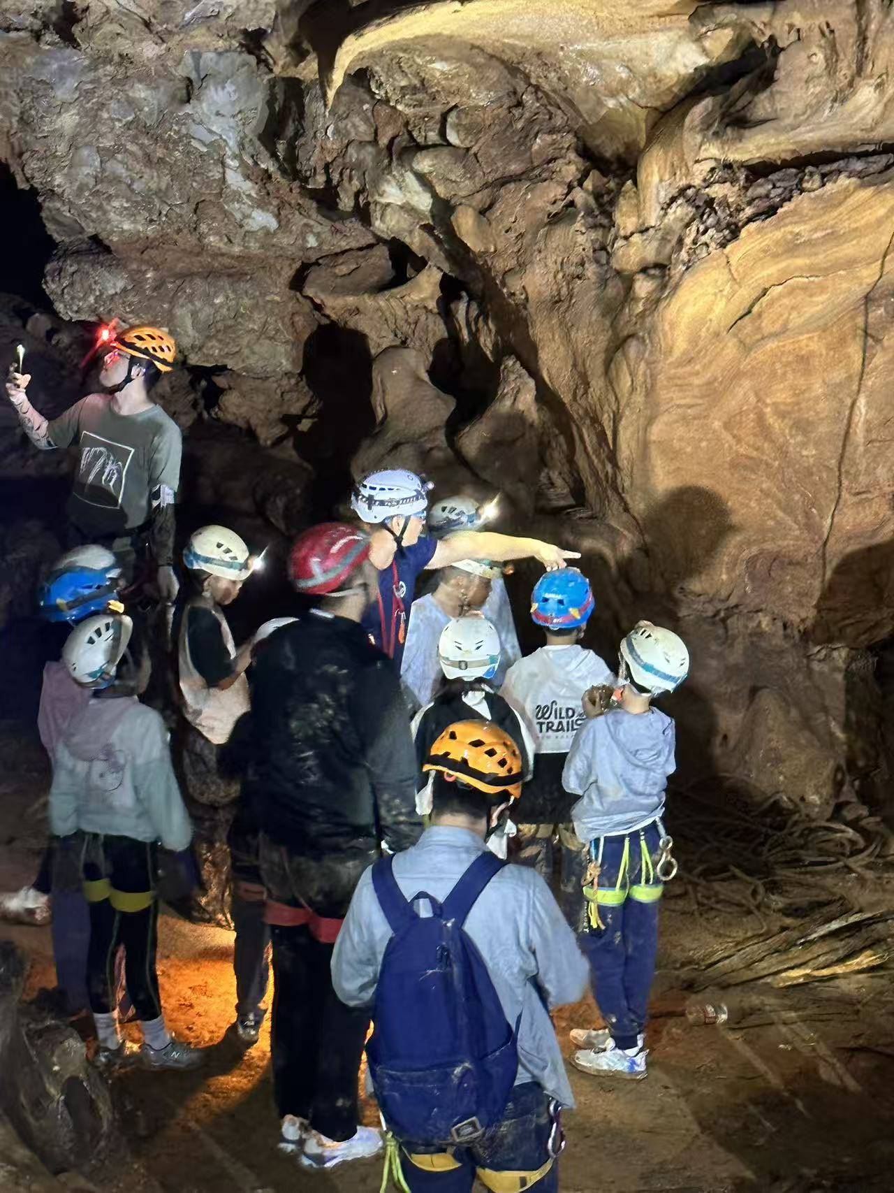 《溶洞探险记》