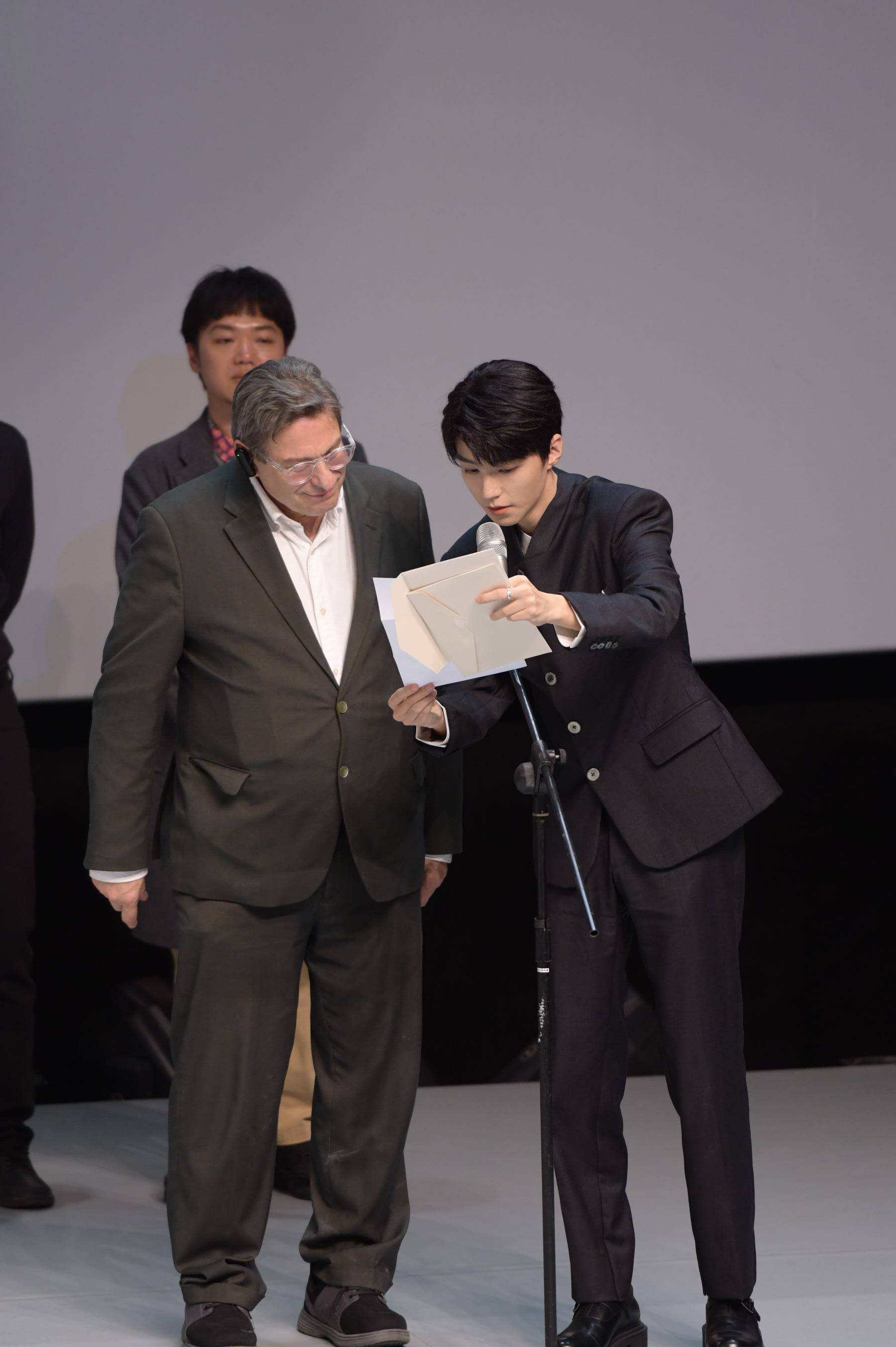 林依晨新片获平遥费穆荣誉最佳影片奖 王俊凯上台颁发最佳导演奖