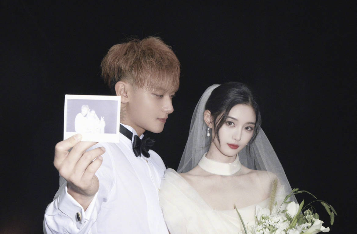 黄子韬徐艺洋婚纱照曝光，男方三套礼服均来自MR.DANDY特别定制