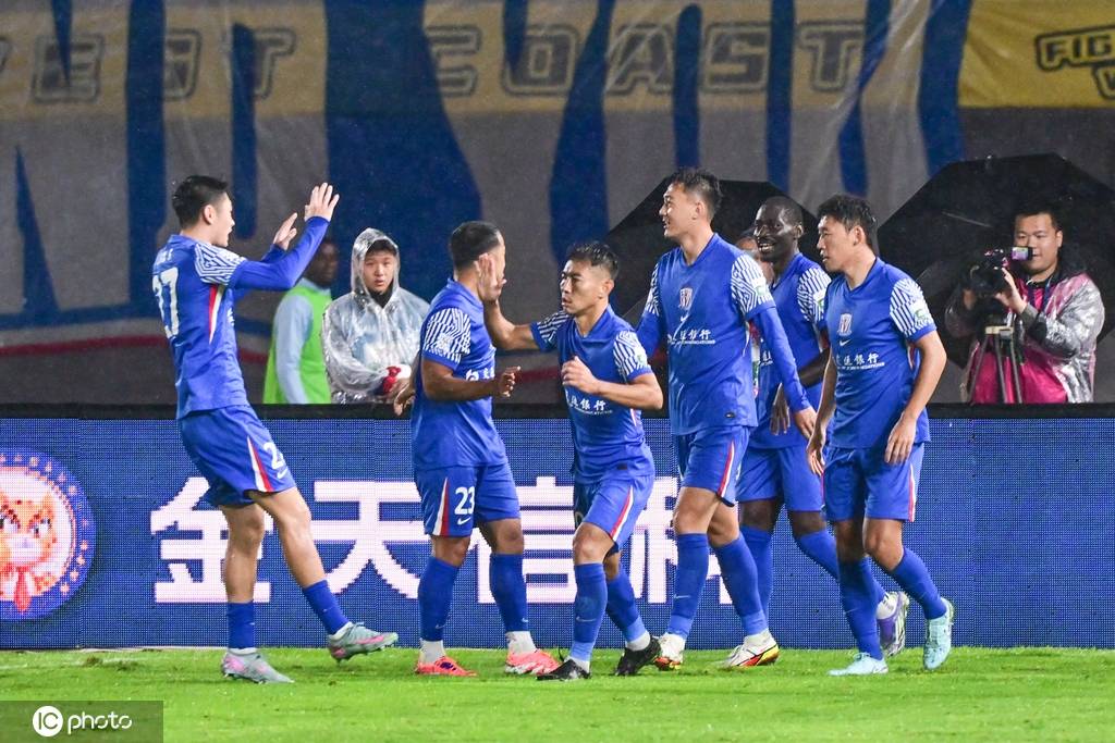 中超-吴曦点射于汉超头球救主 申花2-1逆转胜9人西海岸