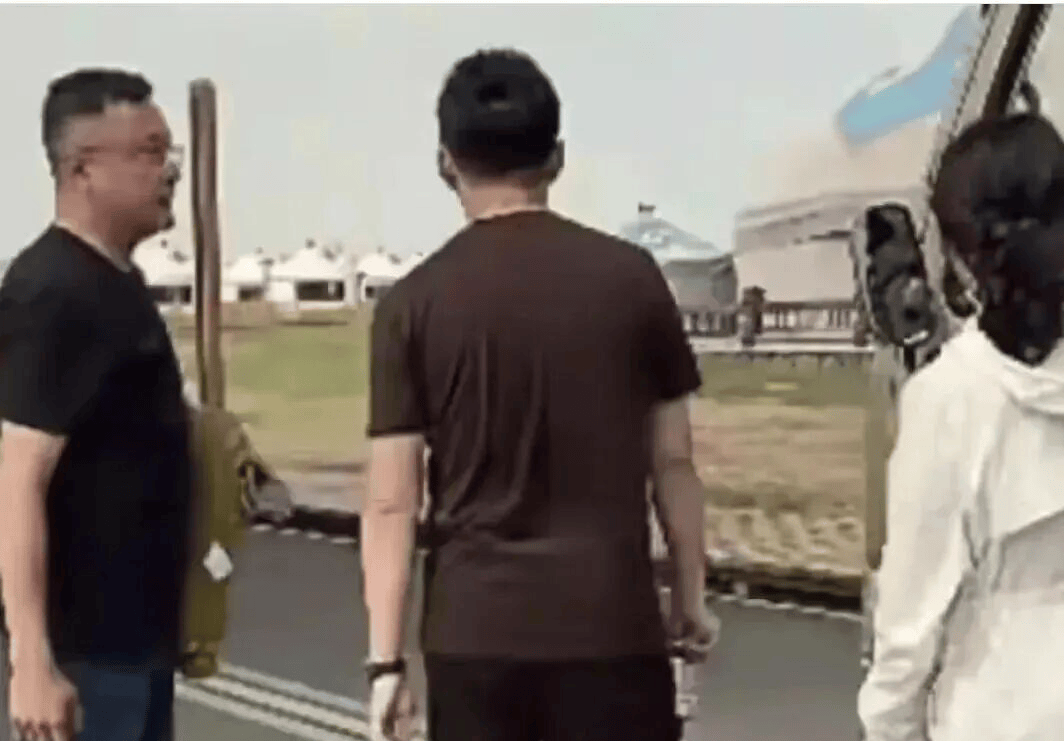 汪小菲马筱梅带孩子来内蒙:小玥儿穿蒙古服太像大S,筱梅白色衣服很仙