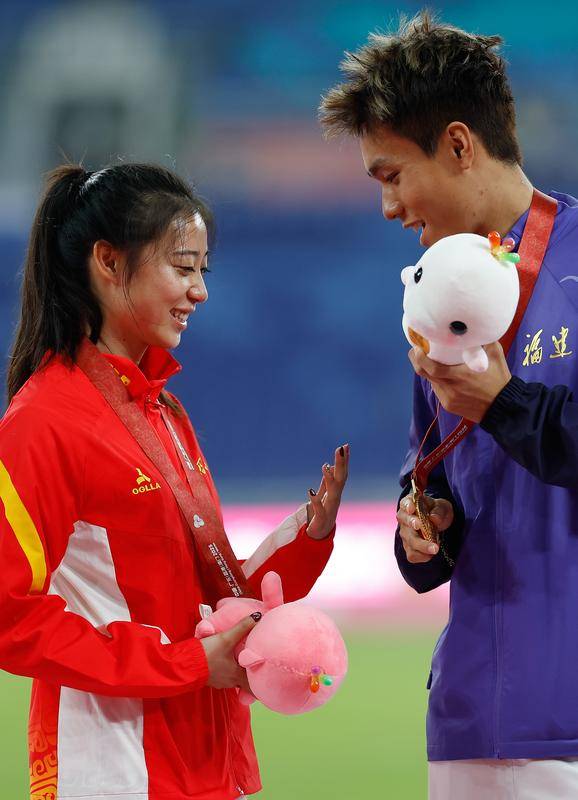全运会赛场公开恋情 何锦櫶亲吻刘峡君并合影(图)