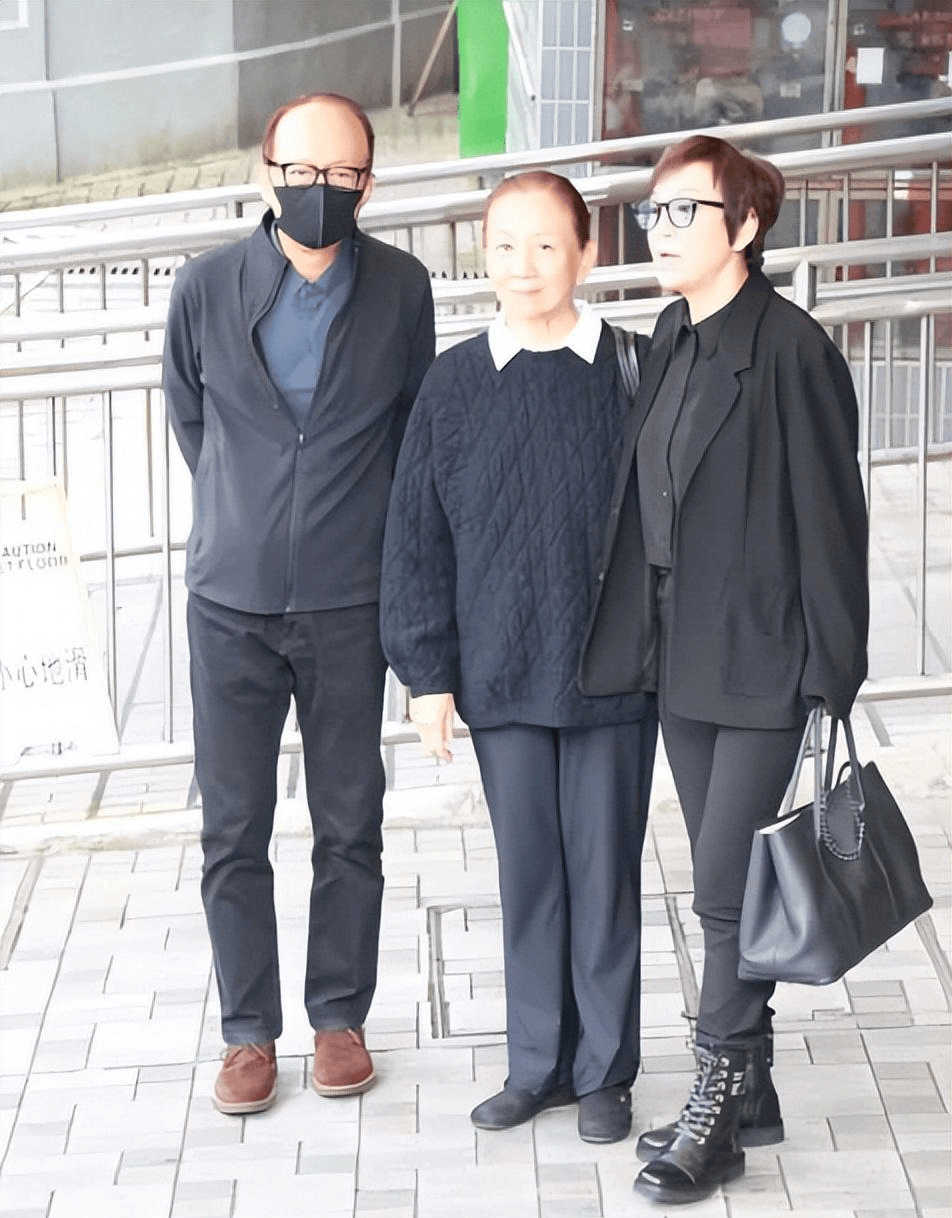 许绍雄出殡众星相送，78岁林子祥双眼含泪，佘诗曼哭着脸奔赴灵堂