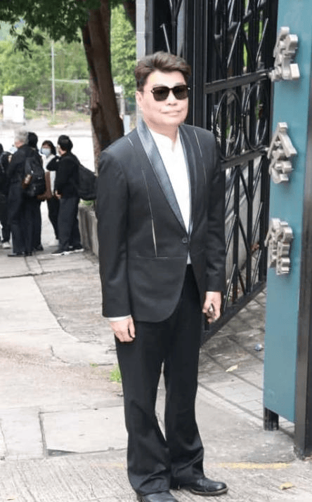 许绍雄出殡众星相送，78岁林子祥双眼含泪，佘诗曼哭着脸奔赴灵堂