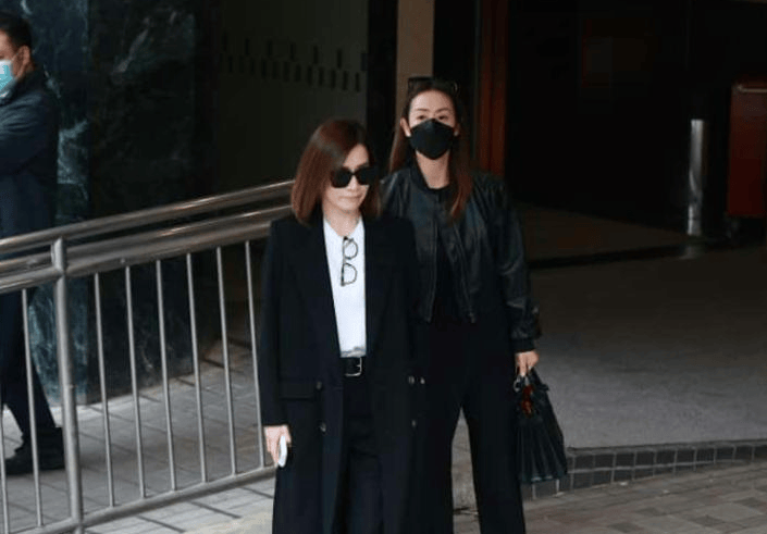 许绍雄出殡众星相送，78岁林子祥双眼含泪，佘诗曼哭着脸奔赴灵堂